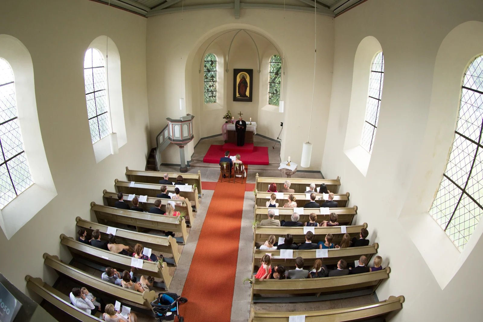 Blick in die Kirche mit der Hochzeitsgesellschaft – Hochzeitsreportage von Tina und Moritz