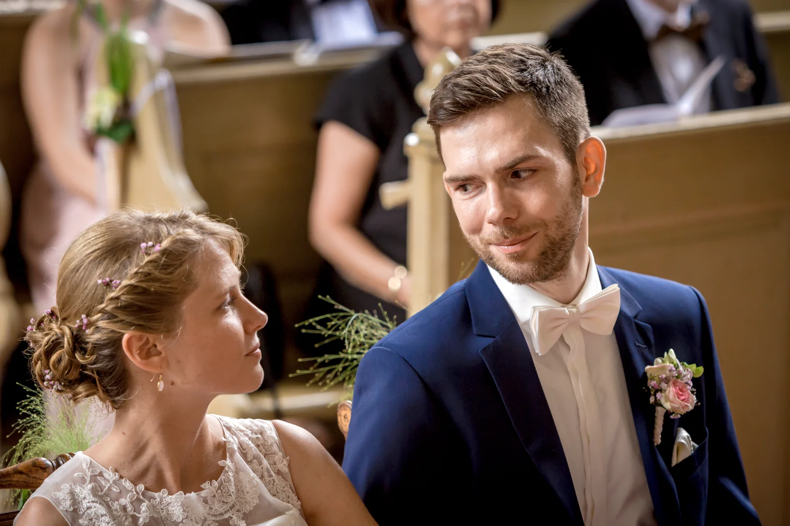 Ein vertrauter Blick zwischen Tina und Moritz – Hochzeitsreportage von Tina und Moritz
