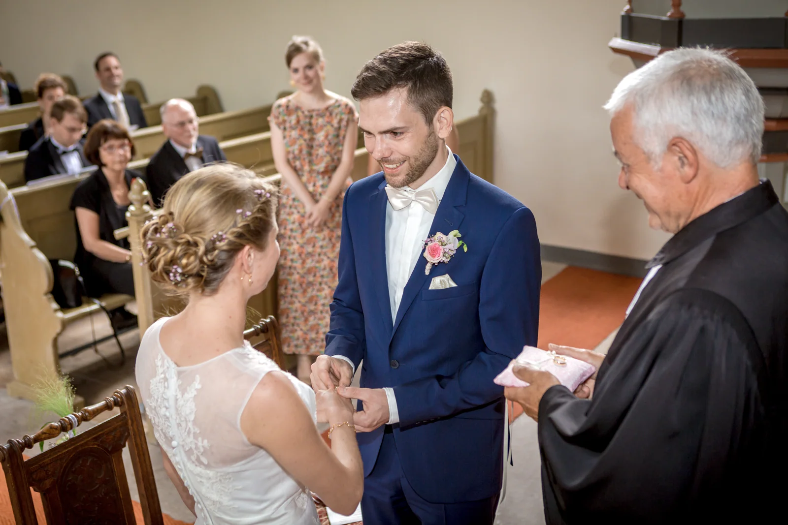 Der Ringtausch in der Kirche – Hochzeitsreportage von Tina und Moritz