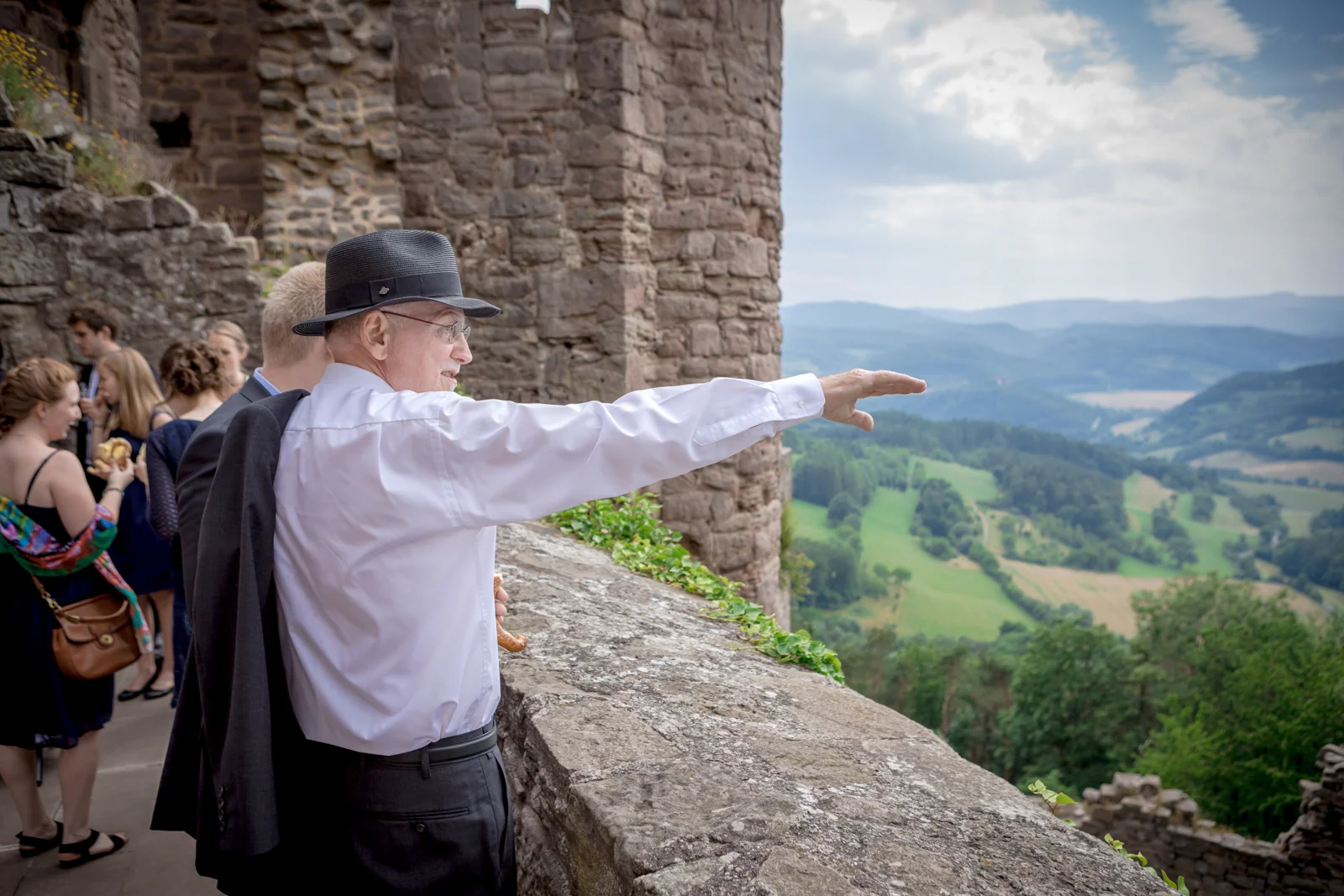 Gäste genießen den Ausblick von Burg Hanstein – Hochzeitsreportage von Tina und Moritz