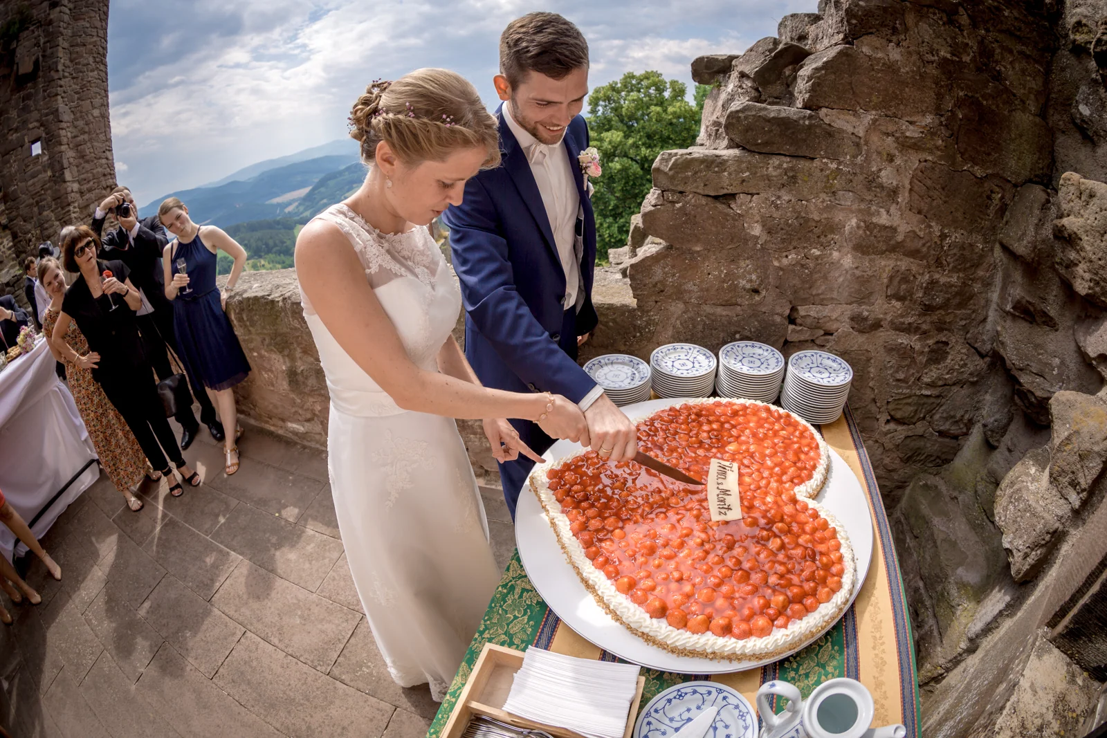 Tina und Moritz schneiden ihre Hochzeitstorte an – Hochzeitsreportage von Tina und Moritz