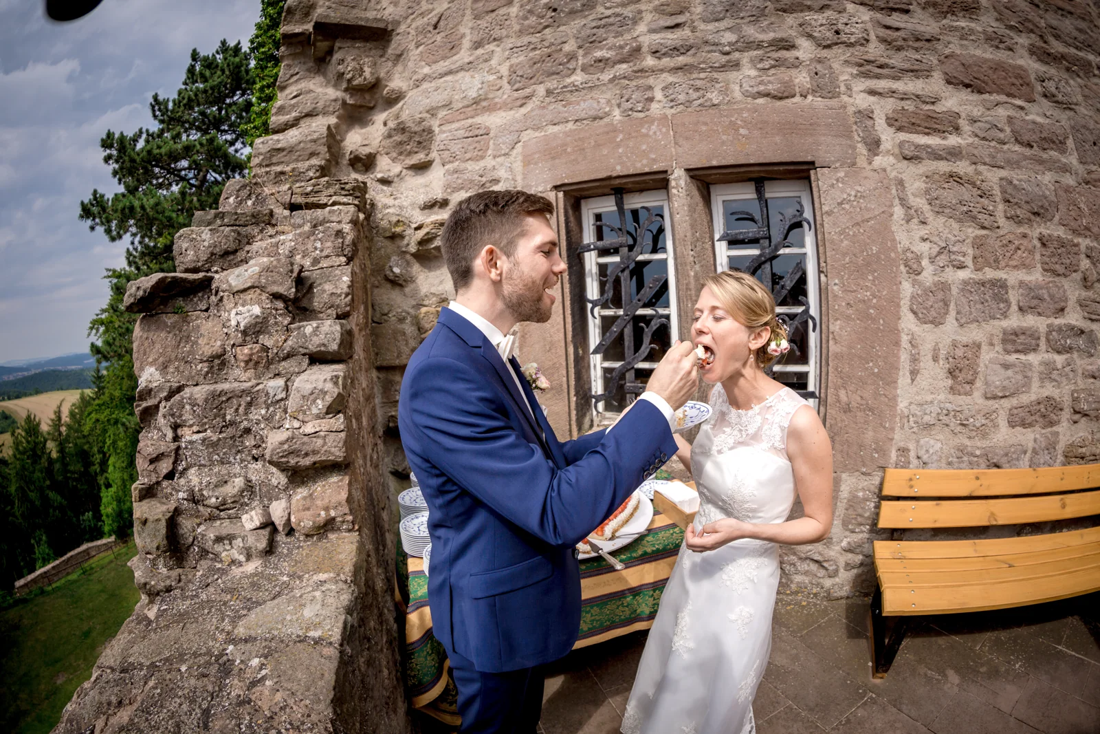 Gemeinsam die Hochzeitstorte probieren – Hochzeitsreportage von Tina und Moritz