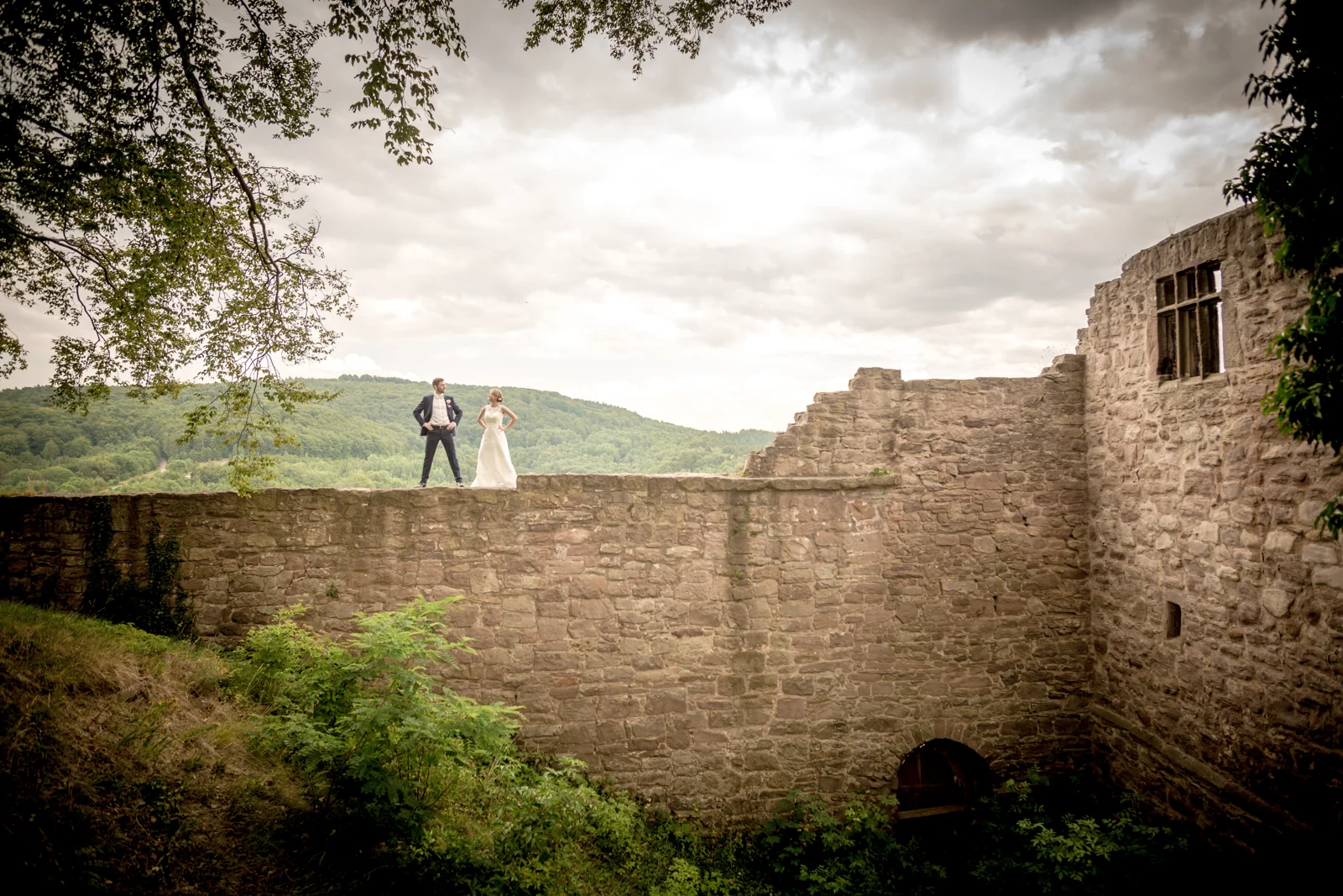 Das Brautpaar vor der Landschaft rund um Burg Hanstein – Hochzeitsreportage von Tina und Moritz
