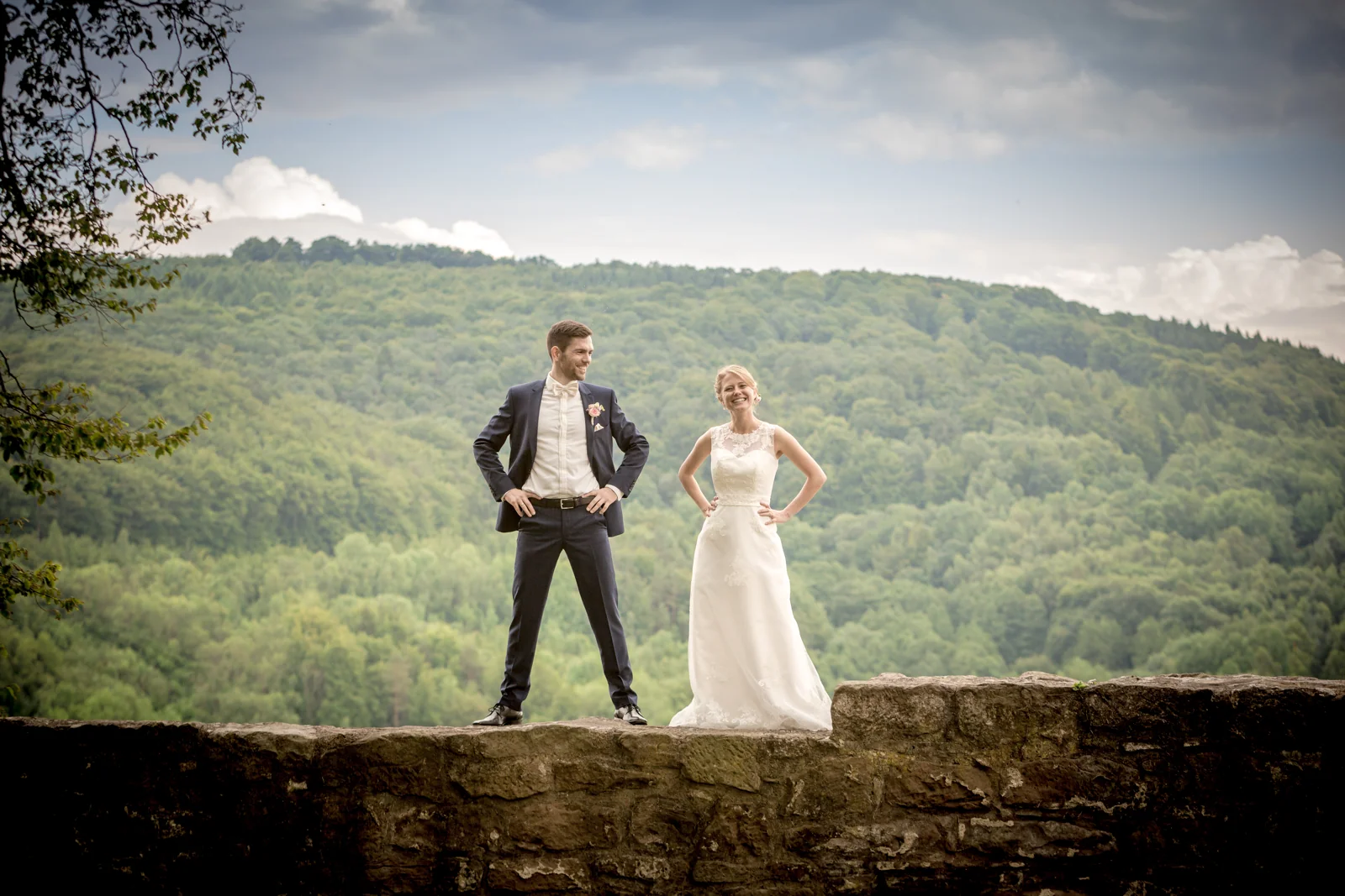 Ein gemeinsames Portrait auf der Burgmauer – Hochzeitsreportage von Tina und Moritz