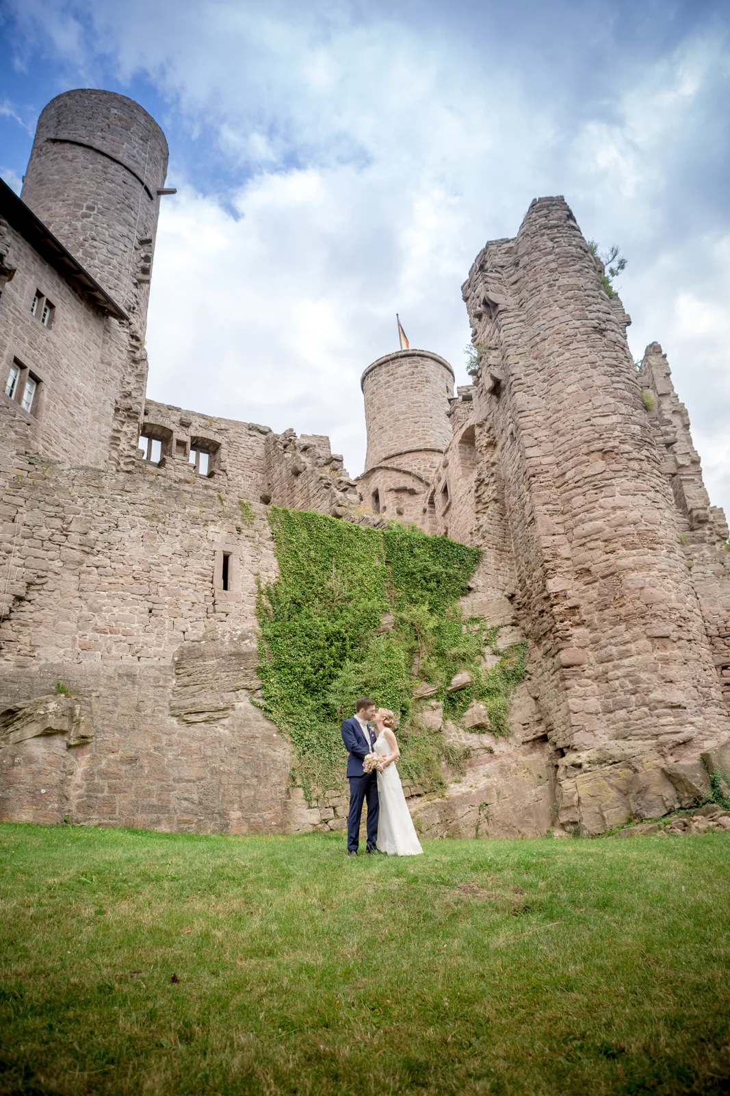 Paarportrait unter den Türmen der Burg – Hochzeitsreportage von Tina und Moritz