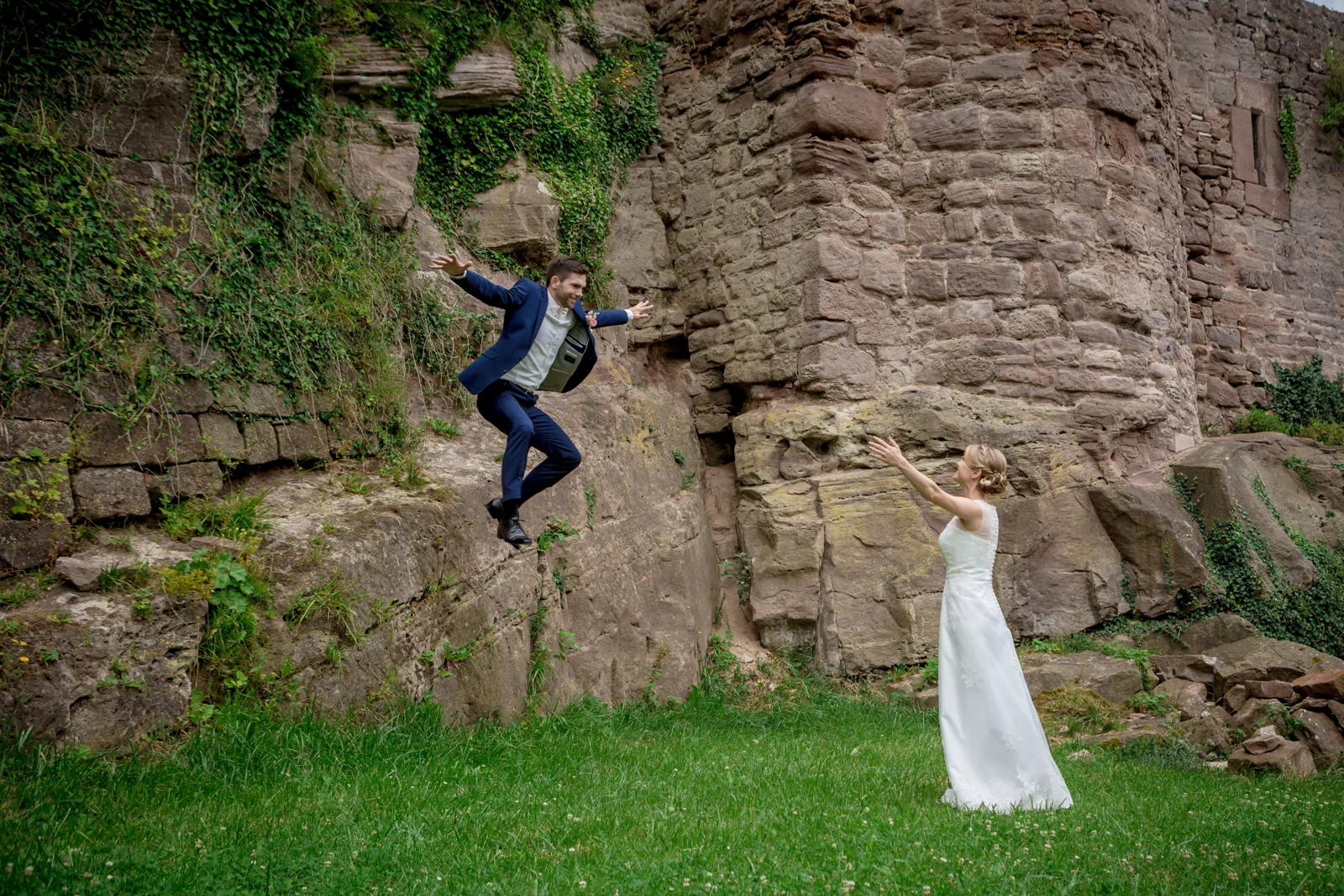 Ein Sprung beim Paarshooting – Hochzeitsreportage von Tina und Moritz