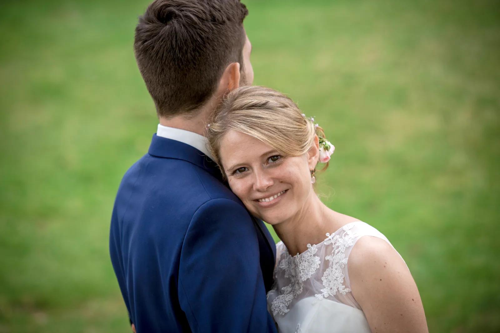 Tina lehnt sich an Moritz – Hochzeitsreportage von Tina und Moritz