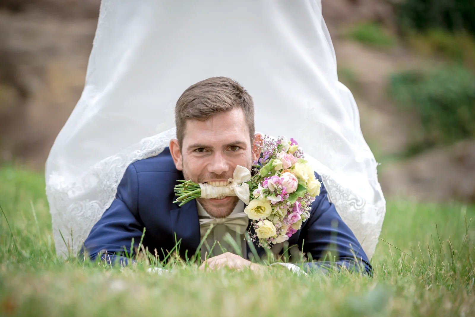 Ein witziges Motiv mit Brautkleid und Brautstrauß – Hochzeitsreportage von Tina und Moritz