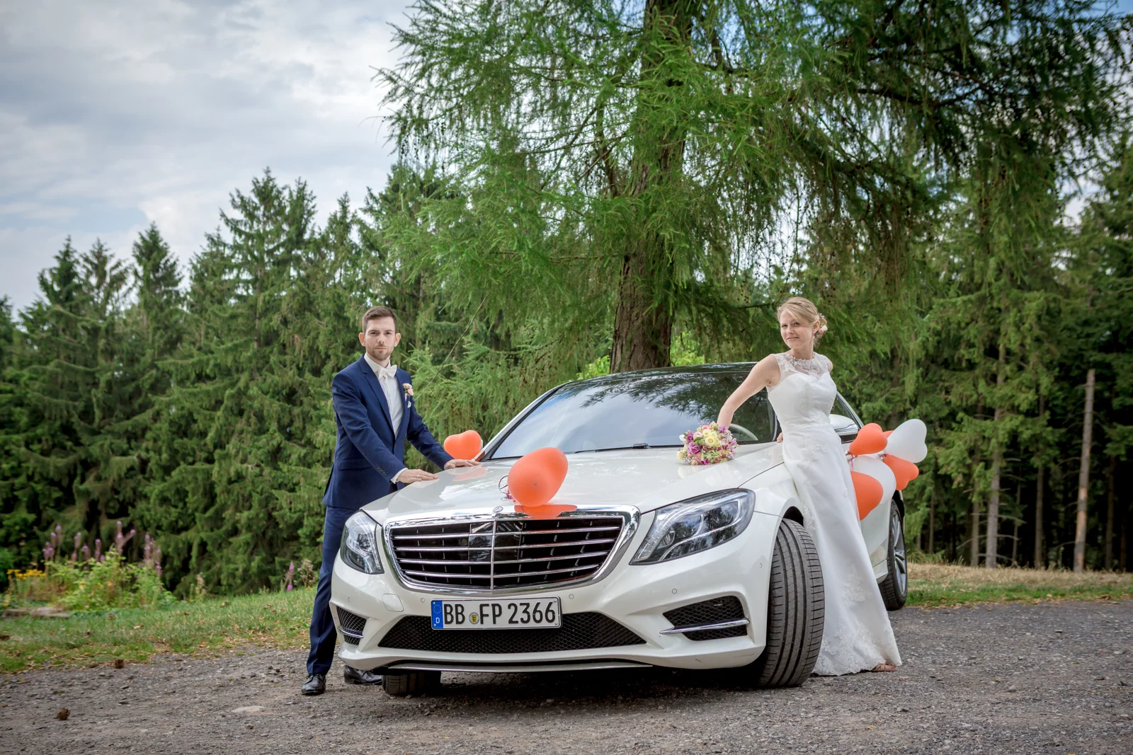 Das Brautpaar mit dem Hochzeitsauto – Hochzeitsreportage von Tina und Moritz