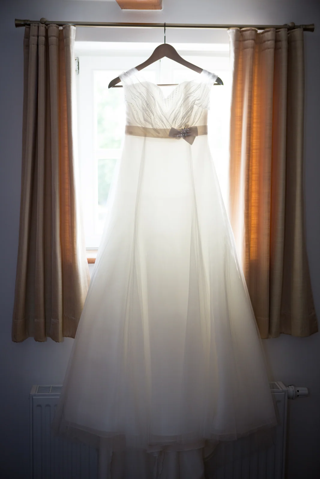 Das Brautkleid am Fenster – Hochzeitsreportage von Veronika und Andreas
