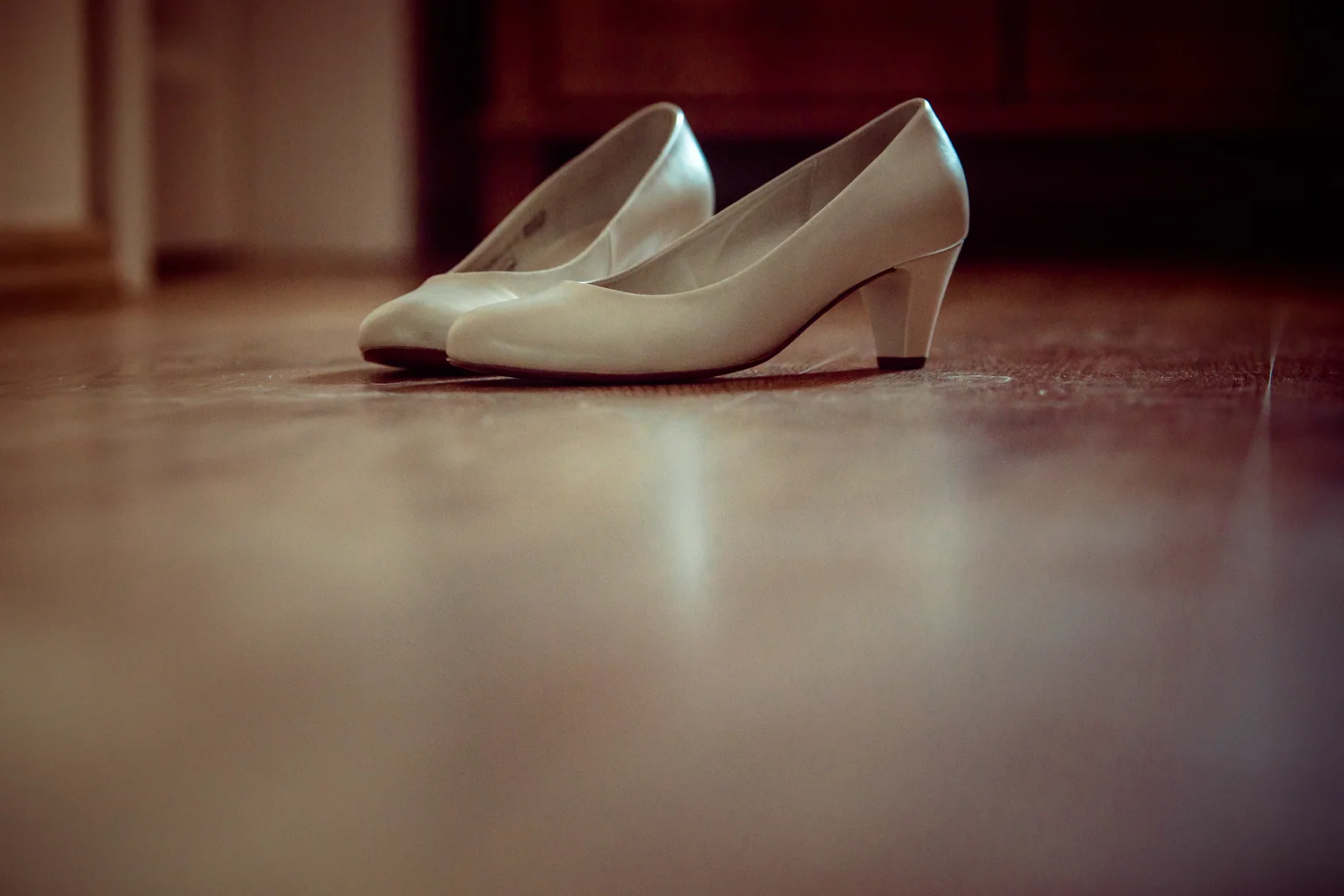 Die Brautschuhe vor der Hochzeit – Hochzeitsreportage von Veronika und Andreas