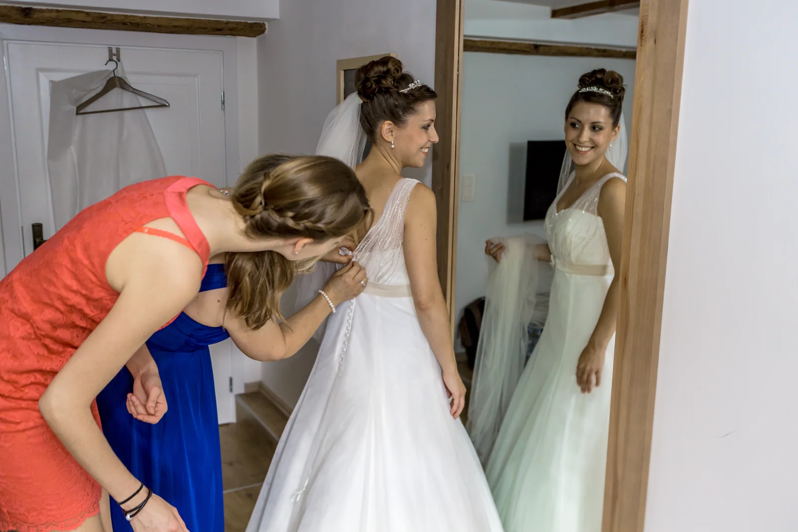 Die letzten Handgriffe am Brautkleid – Hochzeitsreportage von Veronika und Andreas
