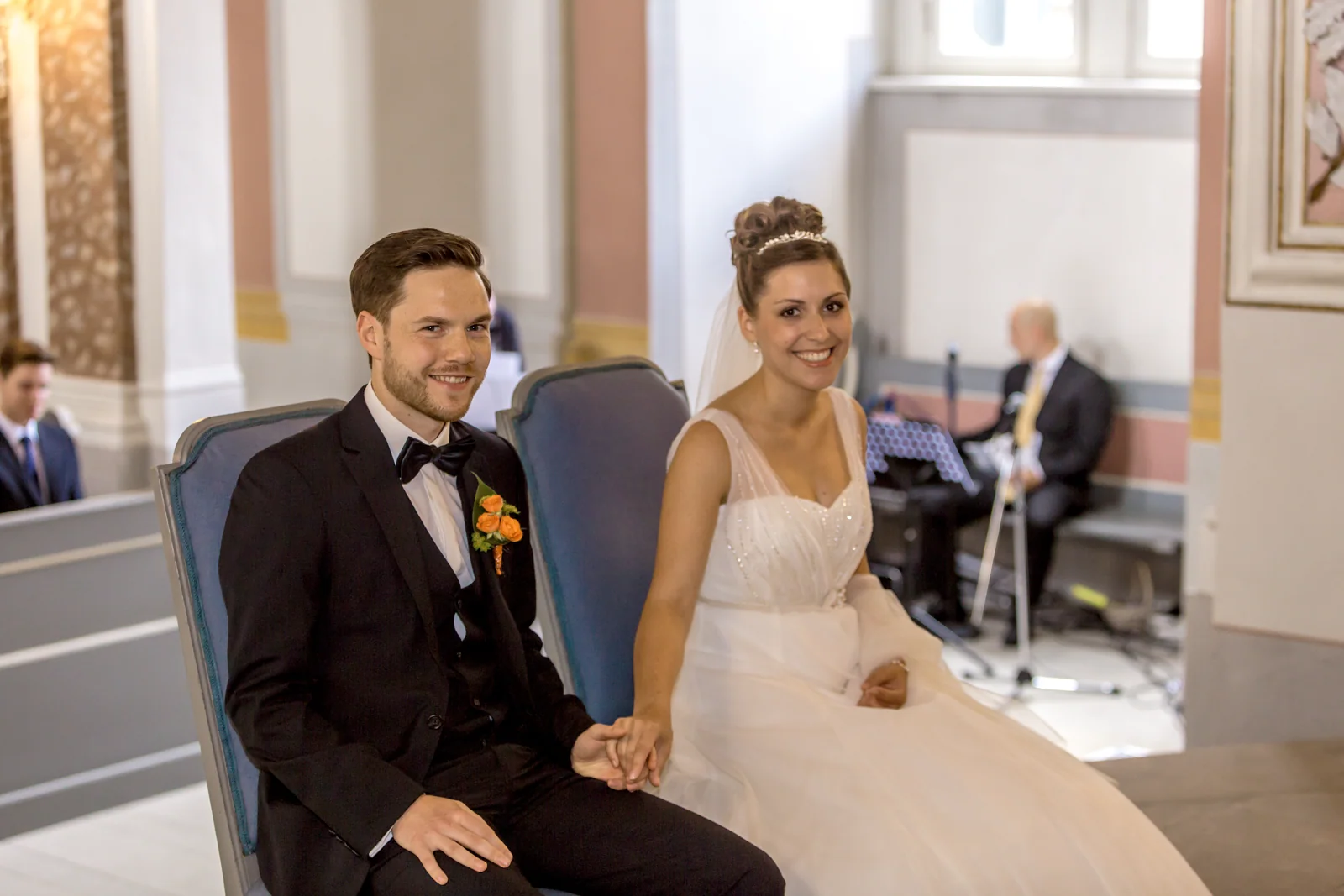 Ein glücklicher Blick des Brautpaares – Hochzeitsreportage von Veronika und Andreas