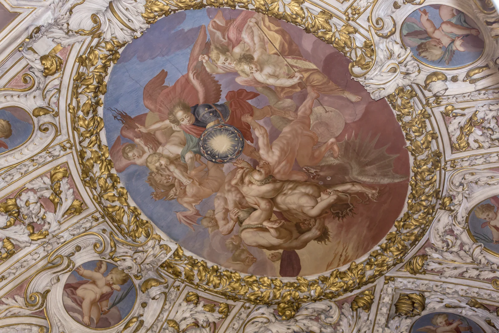 Die kunstvoll gestaltete Kirchendecke – Hochzeitsreportage von Veronika und Andreas