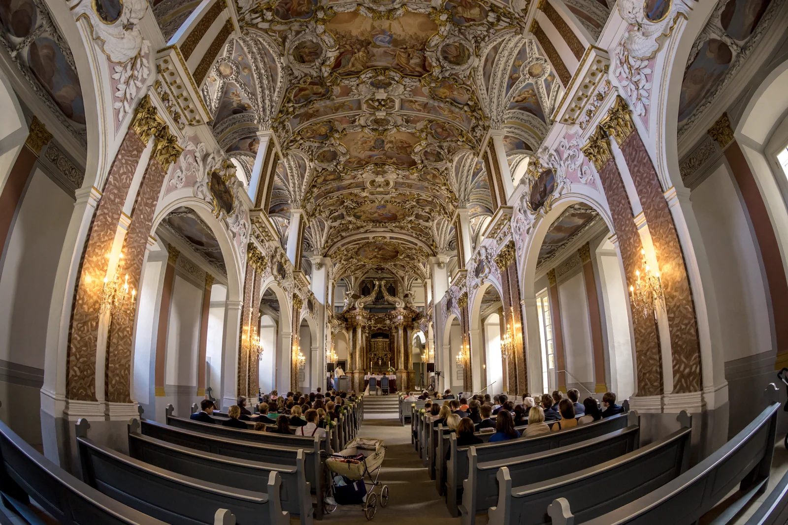 Die Hochzeitsgesellschaft in der festlichen Kirche – Hochzeitsreportage von Veronika und Andreas