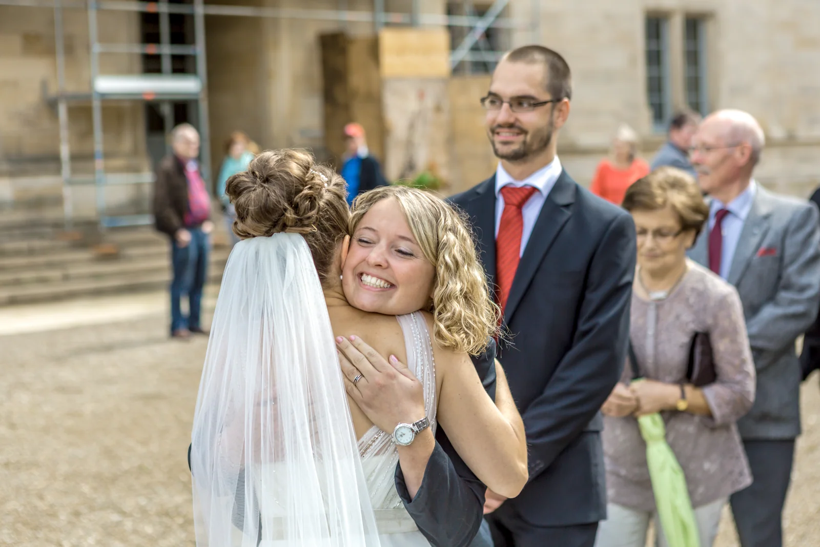Eine Umarmung nach der Trauung – Hochzeitsreportage von Veronika und Andreas