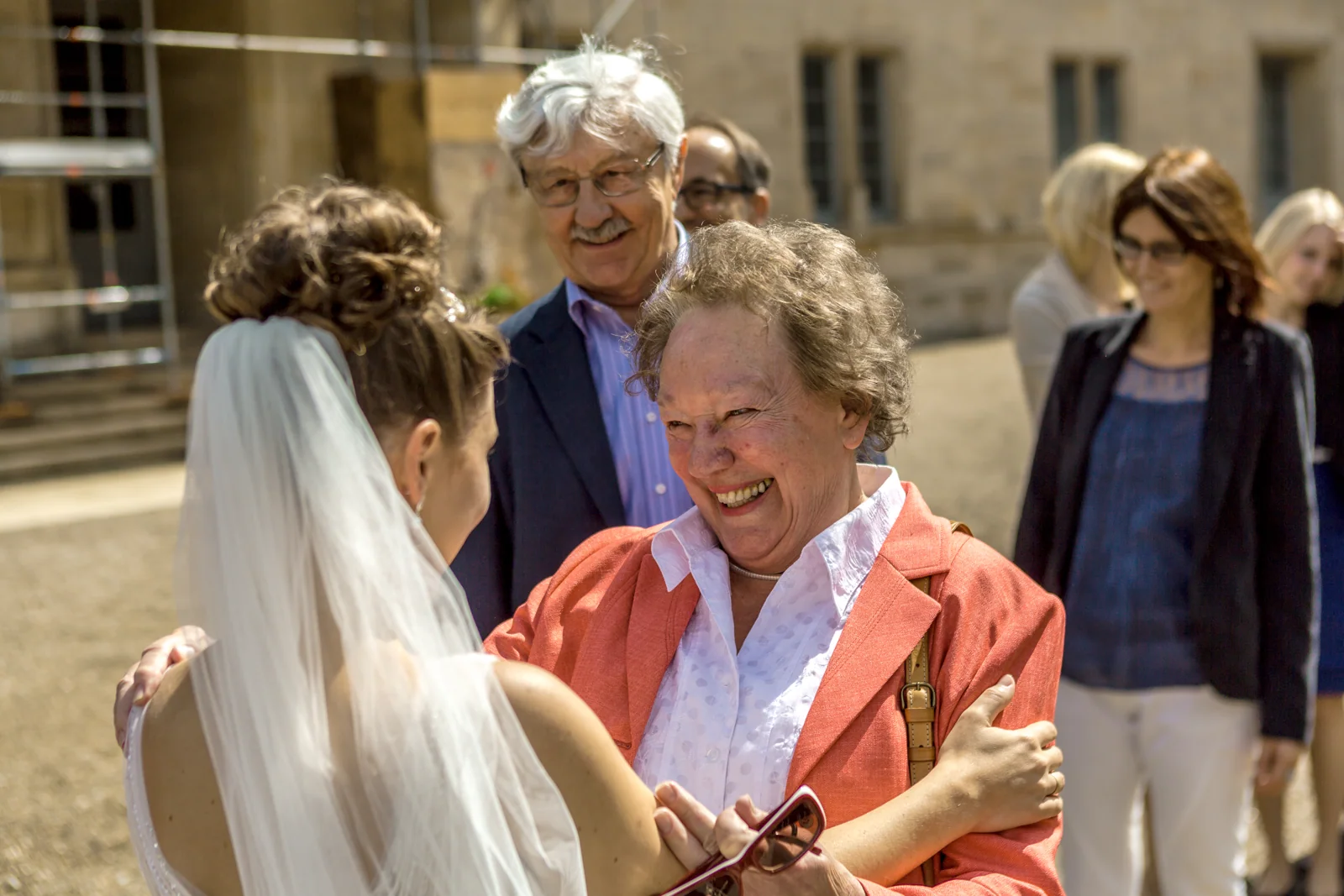 Glückwünsche und Freude vor der Kirche – Hochzeitsreportage von Veronika und Andreas