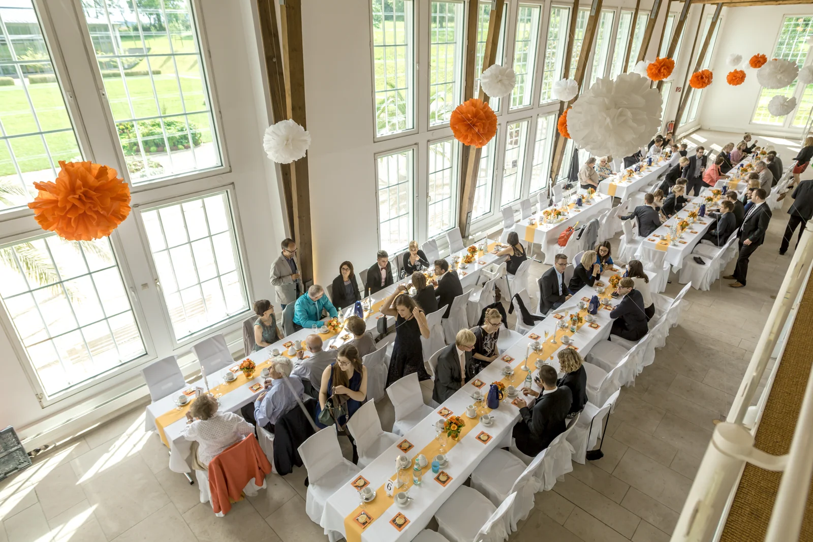 Die festliche Tafel mit orangefarbenen Akzenten – Hochzeitsreportage von Veronika und Andreas