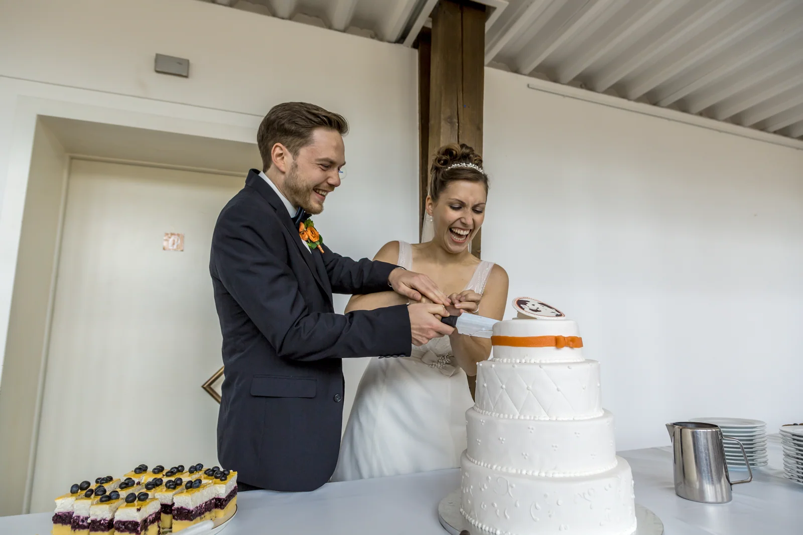 Das gemeinsame Anschneiden der Hochzeitstorte – Hochzeitsreportage von Veronika und Andreas