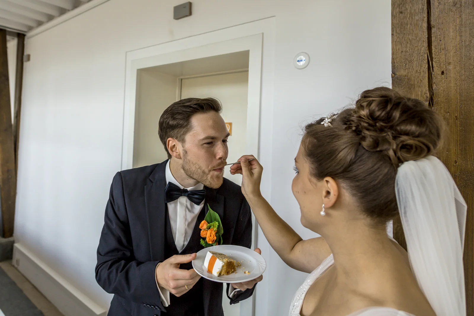 Ein süßer Moment beim Probieren der Torte – Hochzeitsreportage von Veronika und Andreas