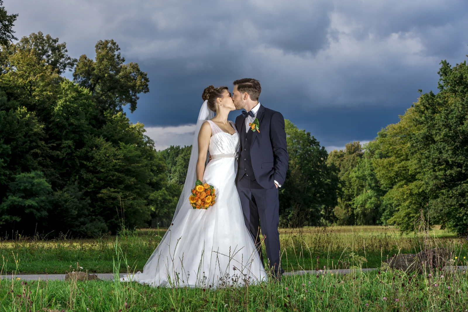 Ein Kuss unter dramatischen Wolken – Hochzeitsreportage von Veronika und Andreas