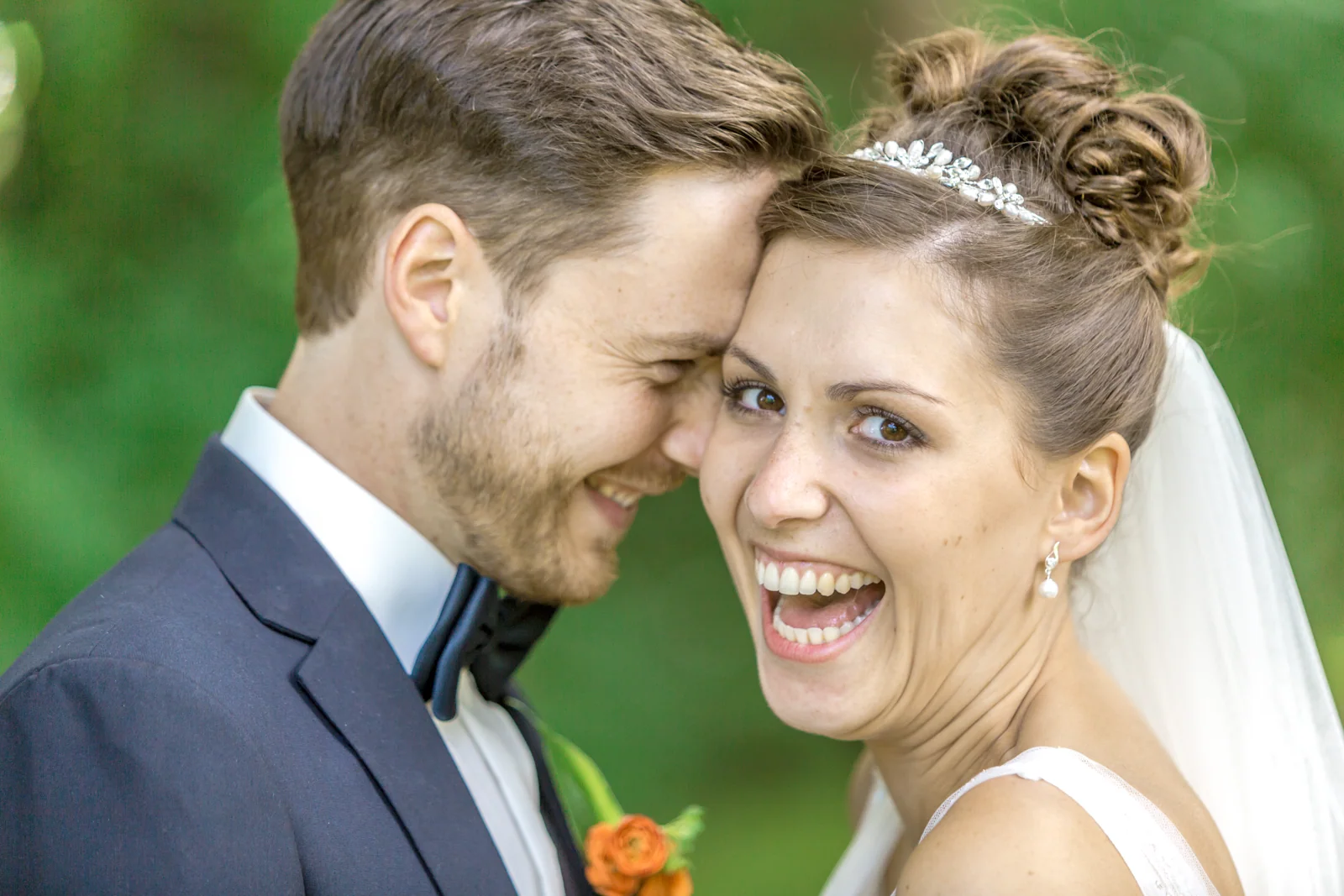 Ein ausgelassenes Lachen bei den Paarbildern – Hochzeitsreportage von Veronika und Andreas