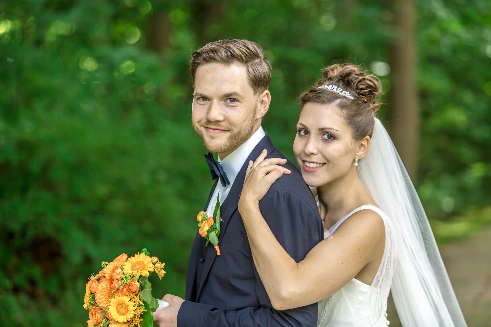 Ein gemeinsames Portrait im Grünen – Hochzeitsreportage von Veronika und Andreas