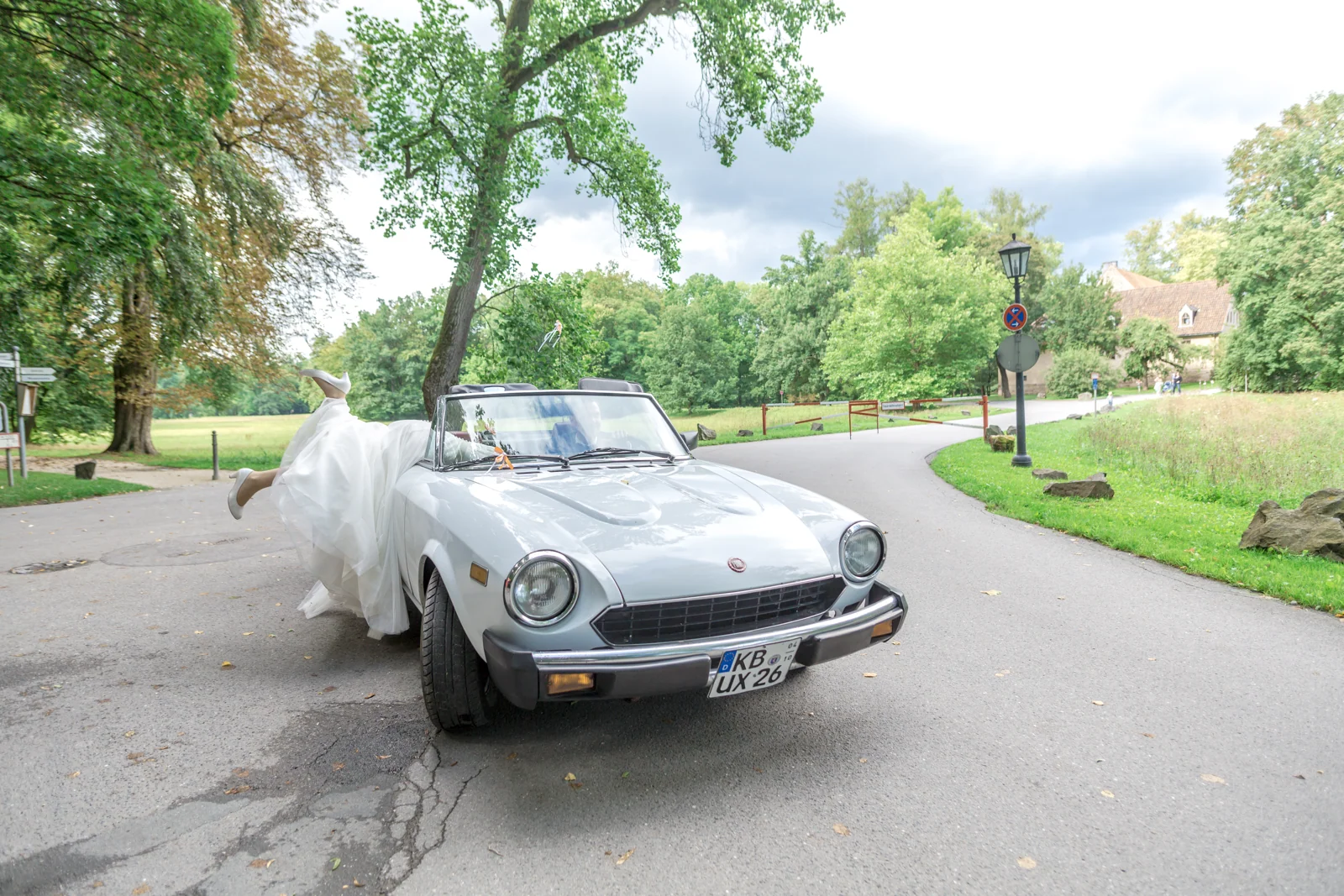 Das Brautpaar mit dem weißen Cabriolet – Hochzeitsreportage von Veronika und Andreas