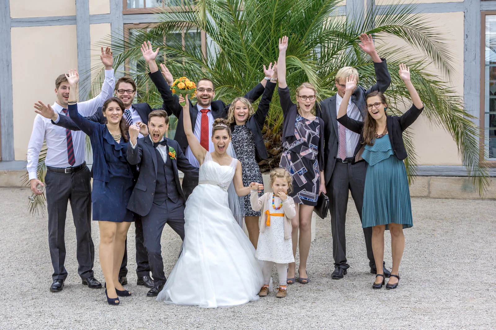 Ein fröhliches Gruppenbild mit den Gästen – Hochzeitsreportage von Veronika und Andreas