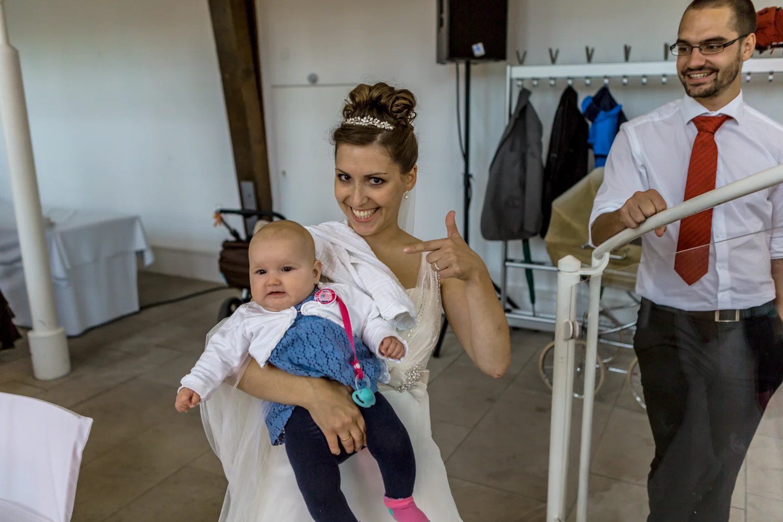 Veronika mit einem kleinen Hochzeitsgast – Hochzeitsreportage von Veronika und Andreas