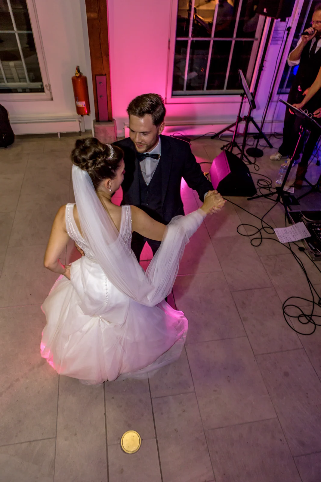 Ein besonderer Tanzmoment aus erhöhter Perspektive – Hochzeitsreportage von Veronika und Andreas