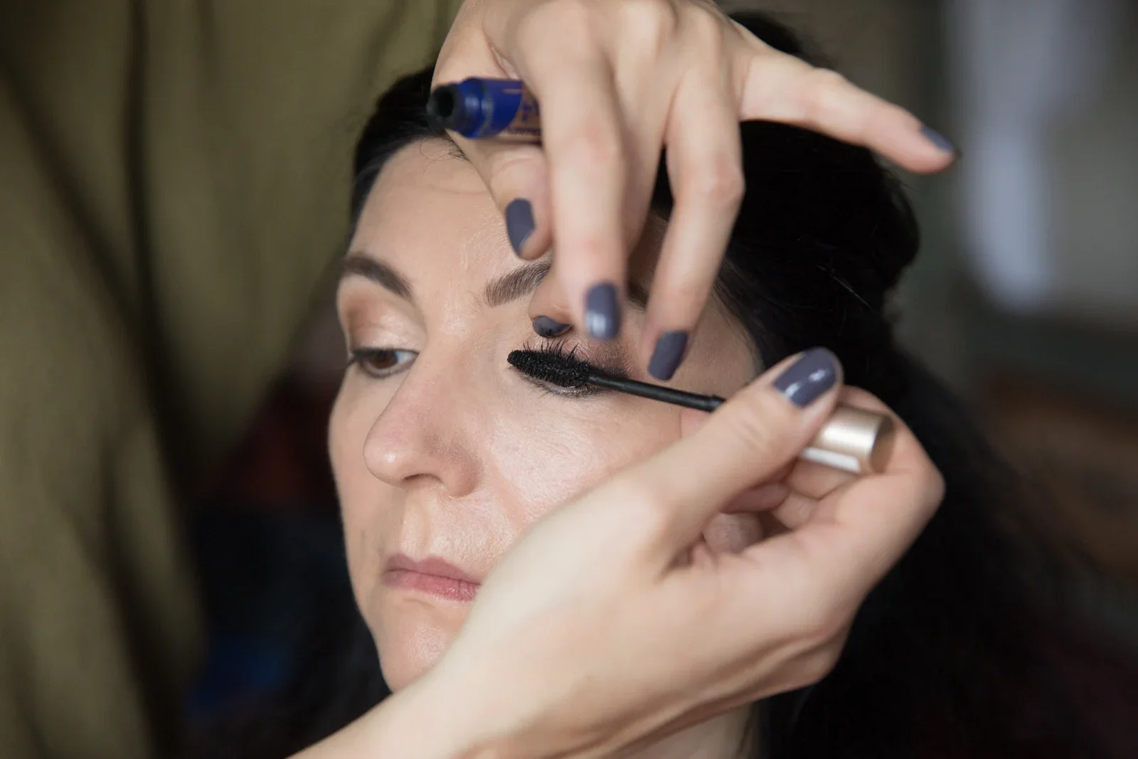 Isabella beim Make-up – Hochzeit von Isabella und Henrik in Dietenhofen und im Hotel Moosmühle