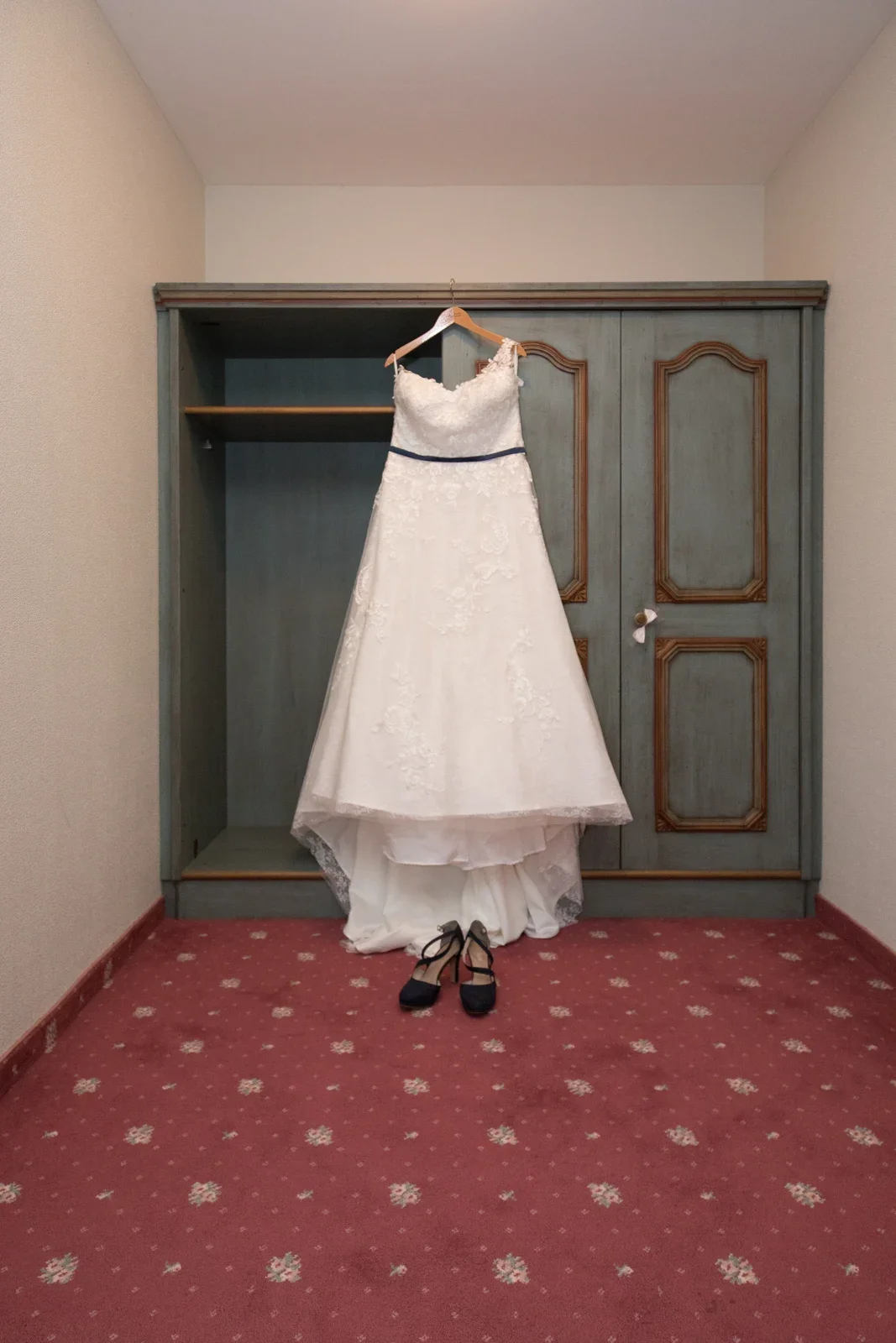 Das Brautkleid wartet auf seinen großen Auftritt – Hochzeit von Isabella und Henrik in Dietenhofen und im Hotel Moosmühle