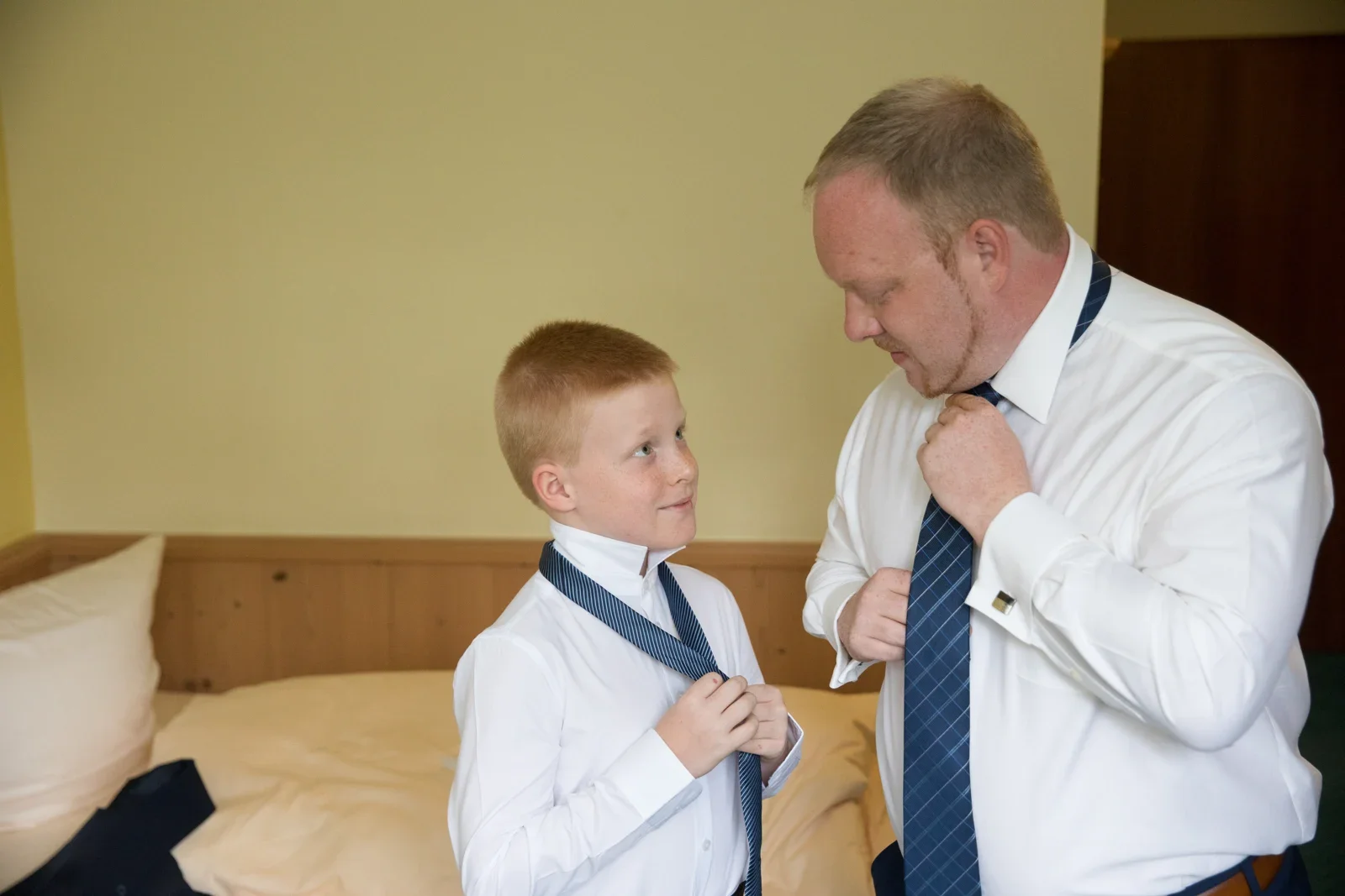 Henrik und sein Sohn richten die Krawatten – Hochzeit von Isabella und Henrik in Dietenhofen und im Hotel Moosmühle