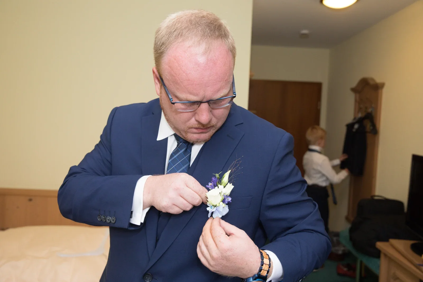 Henrik steckt seinen Blumenschmuck an – Hochzeit von Isabella und Henrik in Dietenhofen und im Hotel Moosmühle