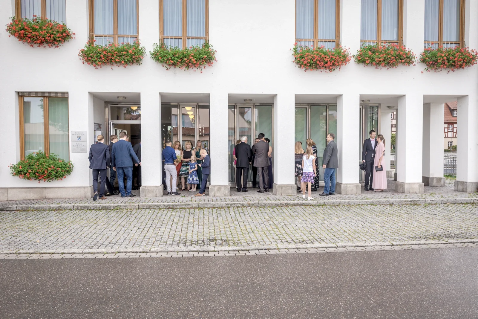 Die Gäste treffen am Rathaus Dietenhofen ein – Hochzeit von Isabella und Henrik in Dietenhofen und im Hotel Moosmühle