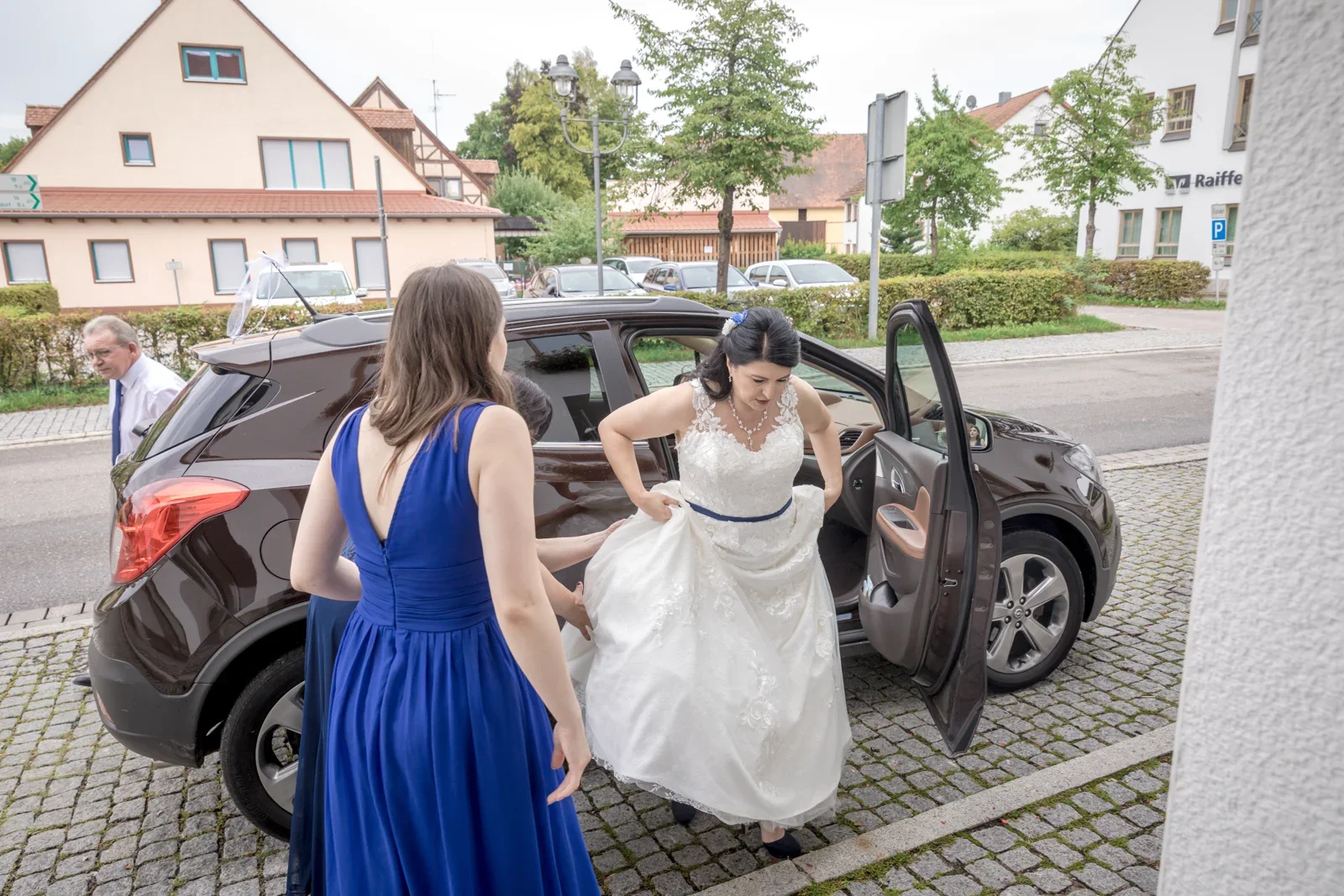 Isabella kommt am Rathaus an – Hochzeit von Isabella und Henrik in Dietenhofen und im Hotel Moosmühle