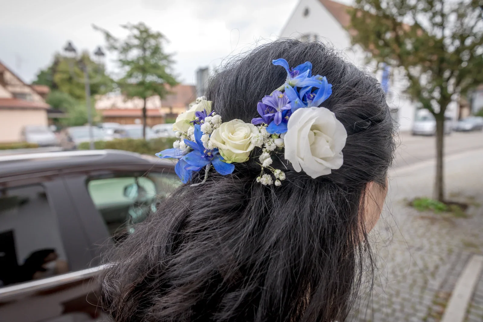 Blaue und weiße Blüten schmücken Isabellas Haar – Hochzeit von Isabella und Henrik in Dietenhofen und im Hotel Moosmühle