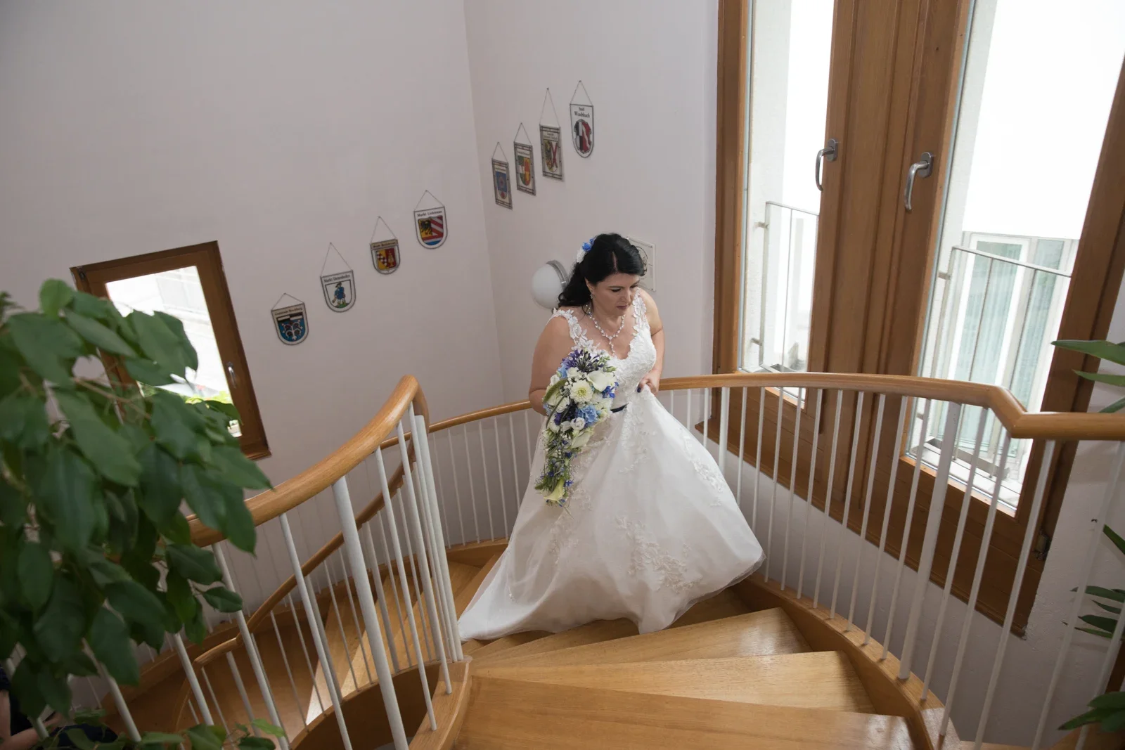 Auf dem Weg zur Trauung – Hochzeit von Isabella und Henrik in Dietenhofen und im Hotel Moosmühle