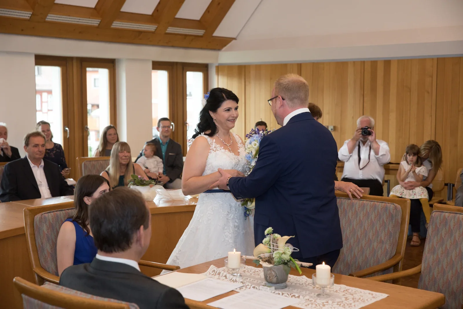 Henrik begrüßt seine Braut im Trausaal – Hochzeit von Isabella und Henrik in Dietenhofen und im Hotel Moosmühle