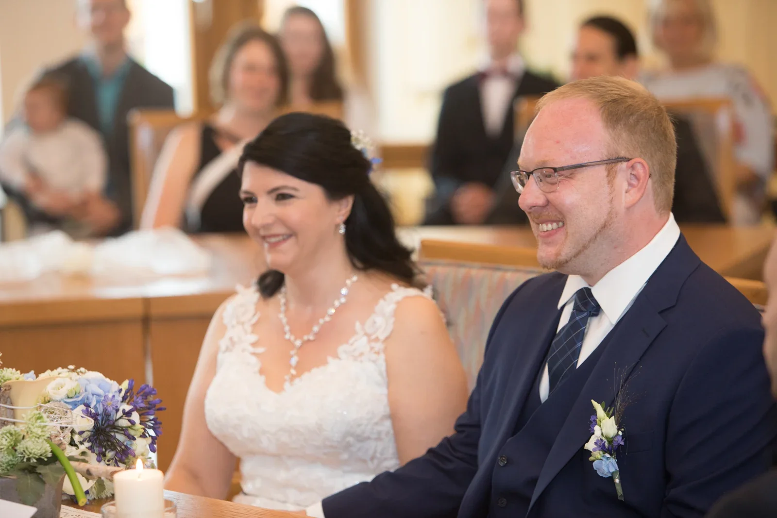Ein gemeinsames Lächeln während der Trauung – Hochzeit von Isabella und Henrik in Dietenhofen und im Hotel Moosmühle