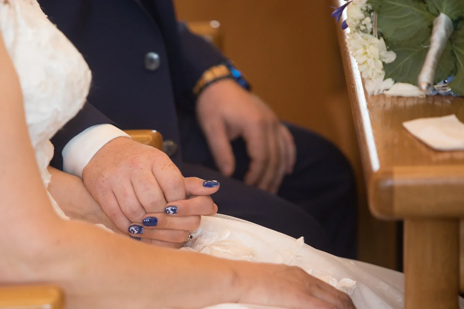 Hand in Hand während der Zeremonie – Hochzeit von Isabella und Henrik in Dietenhofen und im Hotel Moosmühle