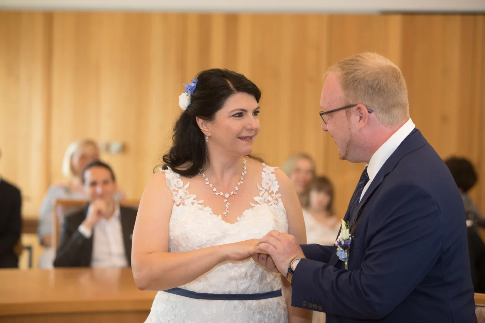 Der Ringwechsel von Isabella und Henrik – Hochzeit von Isabella und Henrik in Dietenhofen und im Hotel Moosmühle