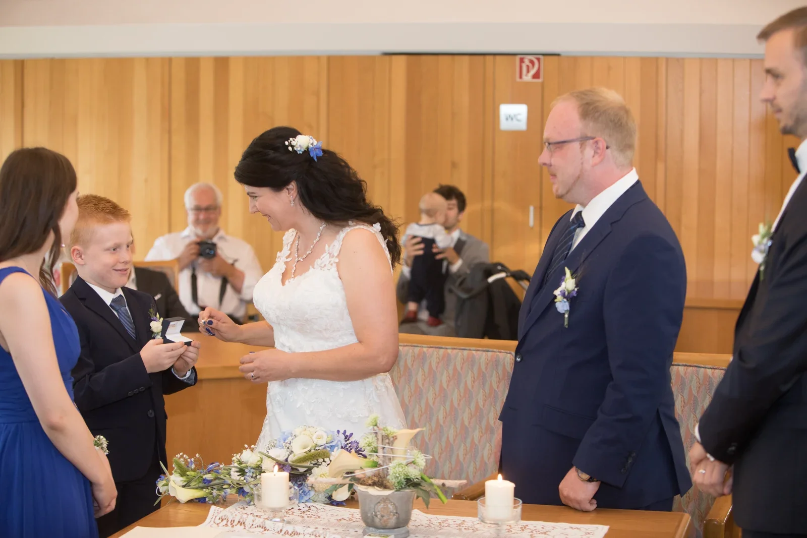 Ein kleiner Helfer bei der Trauung – Hochzeit von Isabella und Henrik in Dietenhofen und im Hotel Moosmühle
