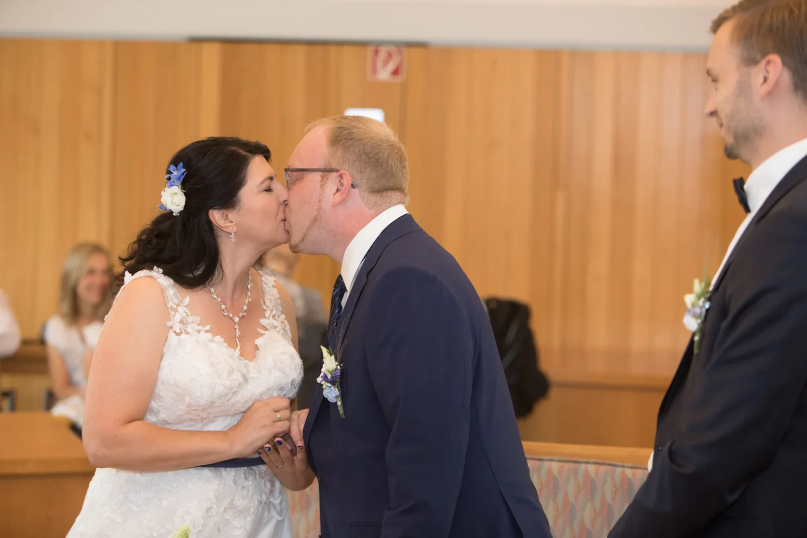 Ein Kuss nach dem Ja-Wort – Hochzeit von Isabella und Henrik in Dietenhofen und im Hotel Moosmühle