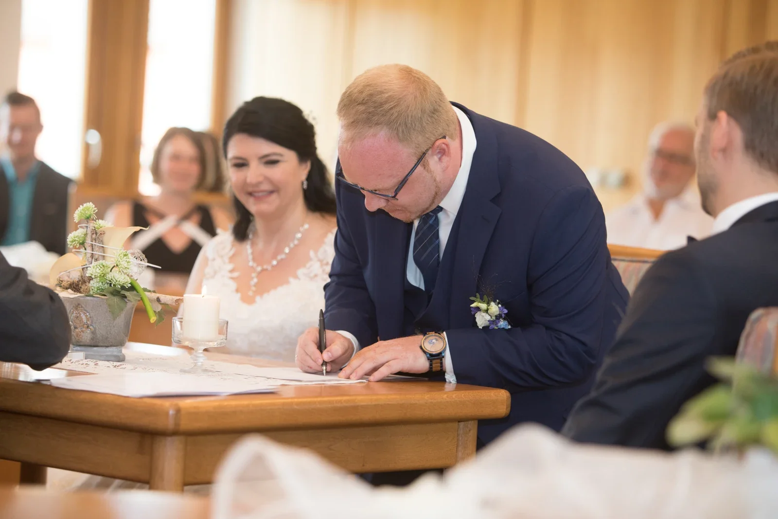 Henrik unterschreibt die Heiratsunterlagen – Hochzeit von Isabella und Henrik in Dietenhofen und im Hotel Moosmühle