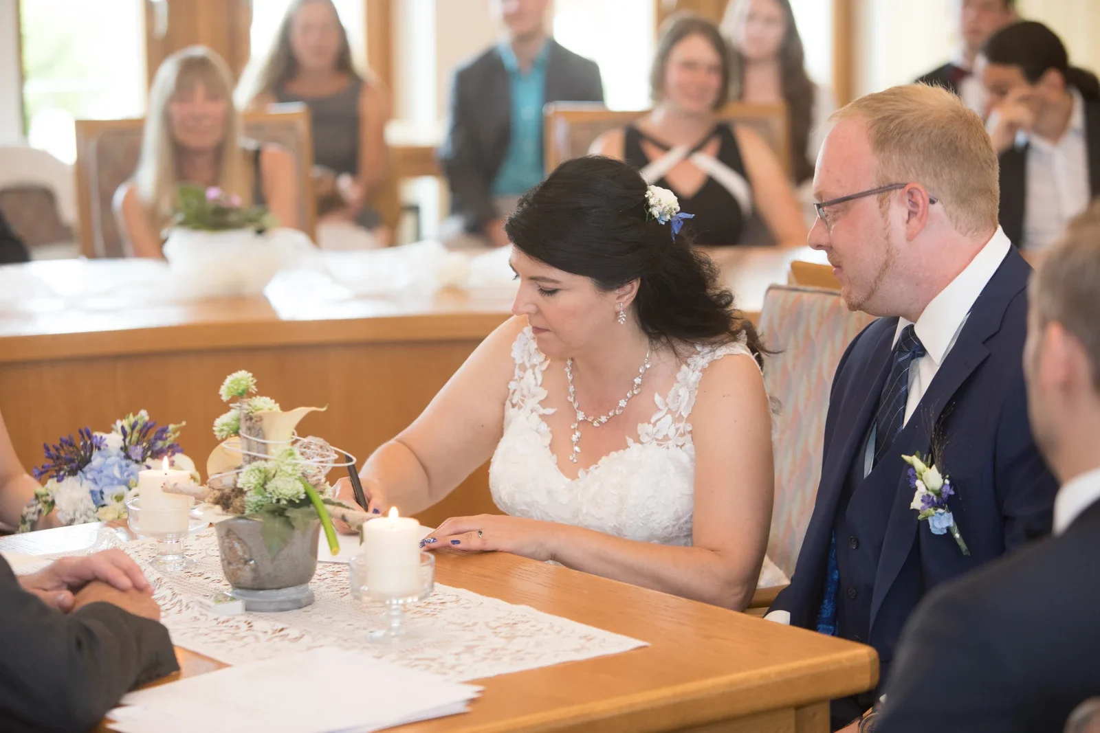 Isabella unterschreibt im Standesamt – Hochzeit von Isabella und Henrik in Dietenhofen und im Hotel Moosmühle