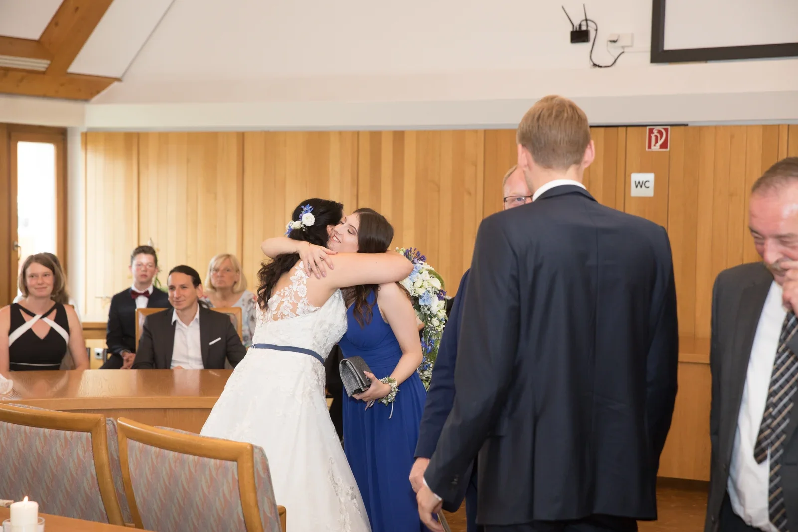 Eine herzliche Umarmung nach der Trauung – Hochzeit von Isabella und Henrik in Dietenhofen und im Hotel Moosmühle