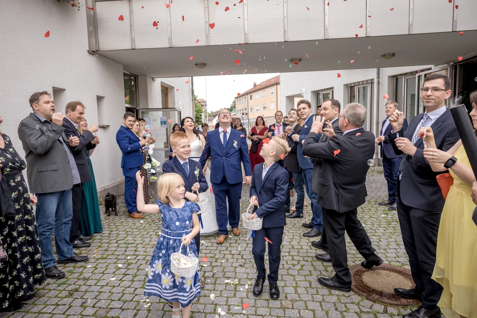 Empfang vor dem Rathaus – Hochzeit von Isabella und Henrik in Dietenhofen und im Hotel Moosmühle