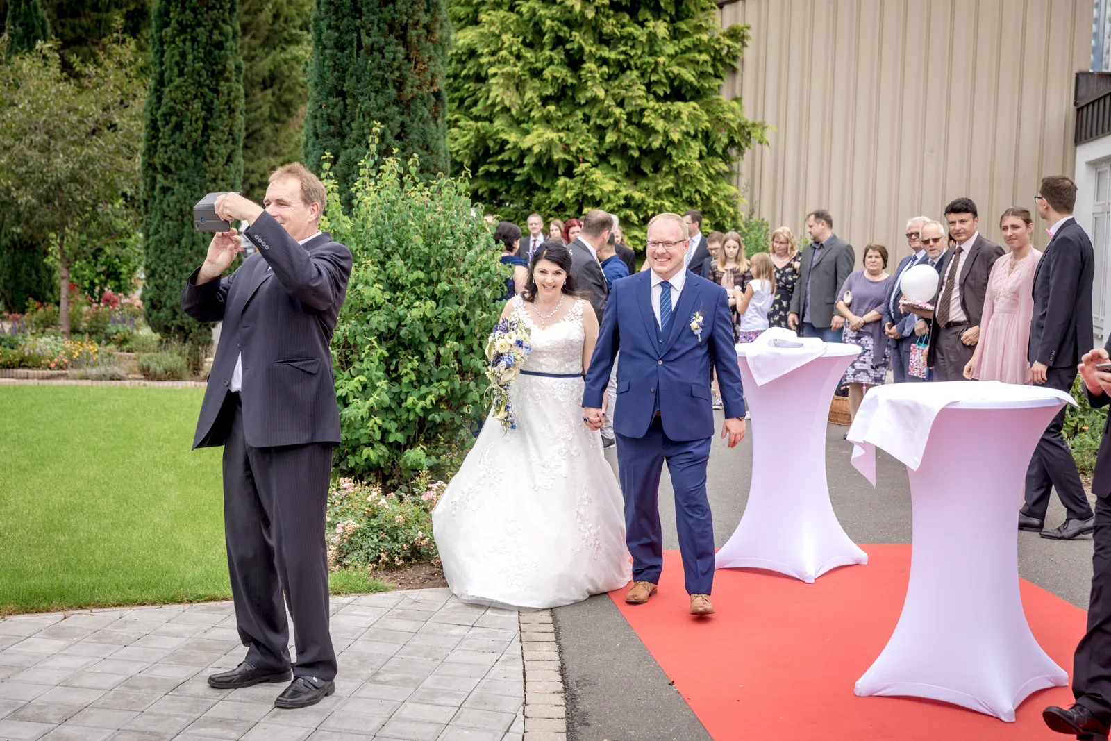 Das Brautpaar beim Empfang an der Moosmühle – Hochzeit von Isabella und Henrik in Dietenhofen und im Hotel Moosmühle